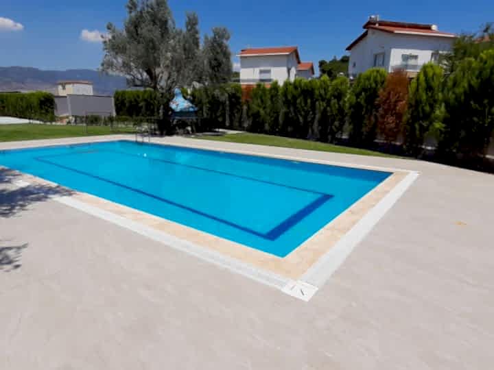 Ömer Bey ( Kolej Havuzu )